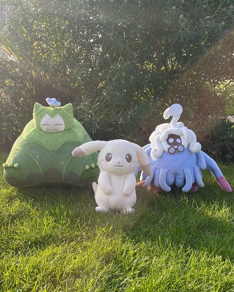 Nouvelle peluche Pokémon Pokopia pour Peakychu, Mosslax et Professeur Tangrowth maintenant disponible à l'achat auprès du Centre Pokémon officiel